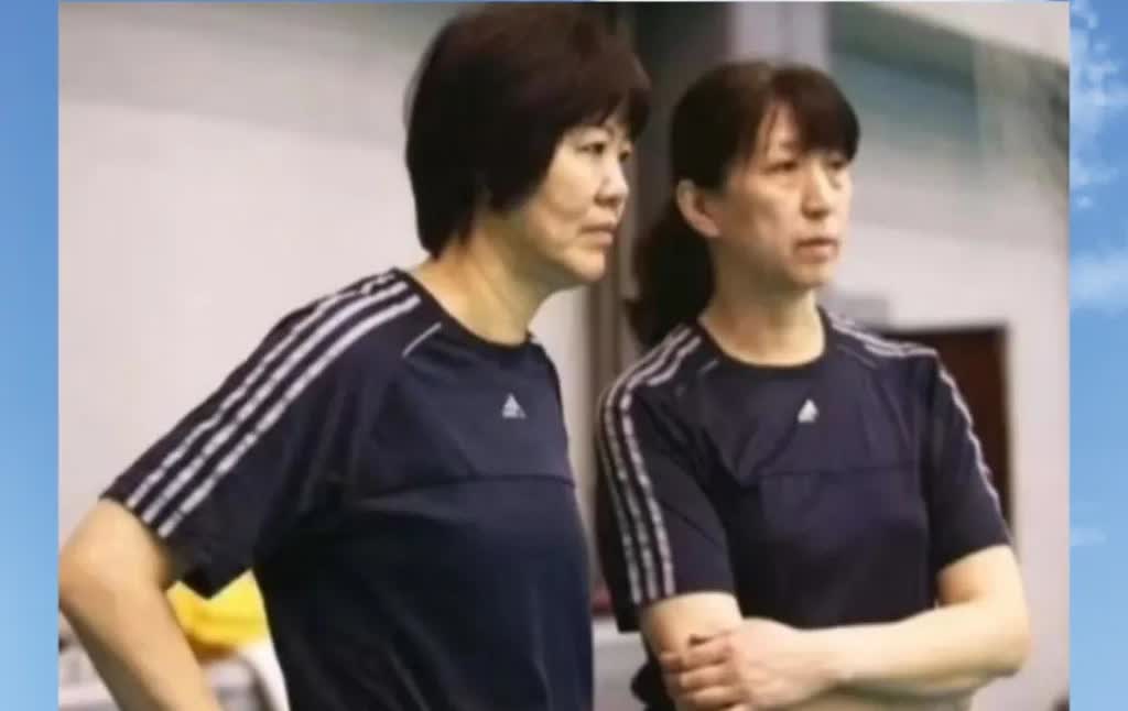 2021年奥运会女排小组出局，郎平指导就那么黯然离开了！说真的，排管中心连句真诚