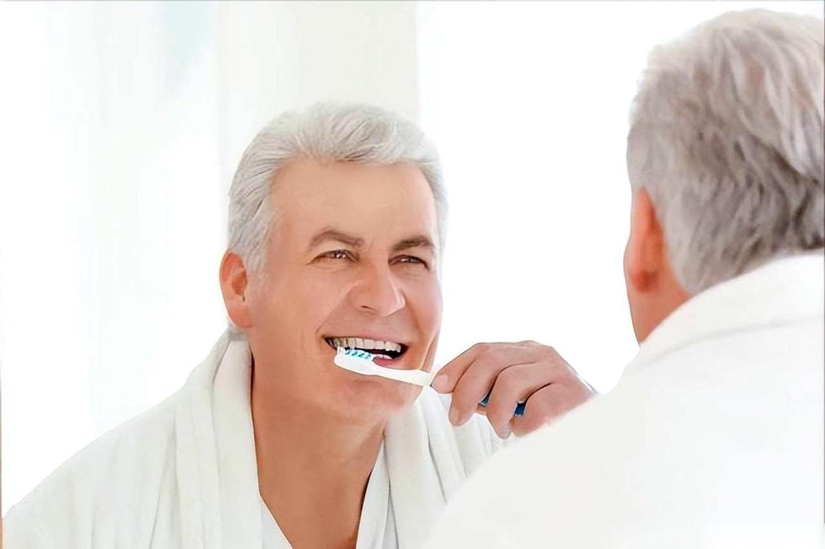 我算是看明白了，人过了65岁，连刷牙这点破事儿，都得推倒重来。以前觉得早上起来