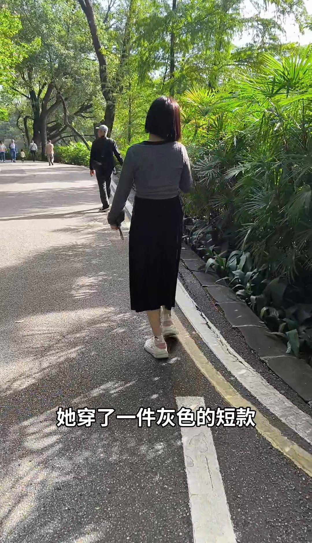 四十岁以后，别再穿得像退休干部。一件短款针织开衫，搭条黑裙子，人立马有味儿了。