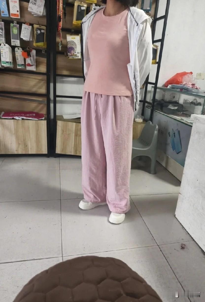 大姐一直嚷嚷上当了，说货不对版，穿着和模特一点都不一样。婆婆也跟着说，网上买东西