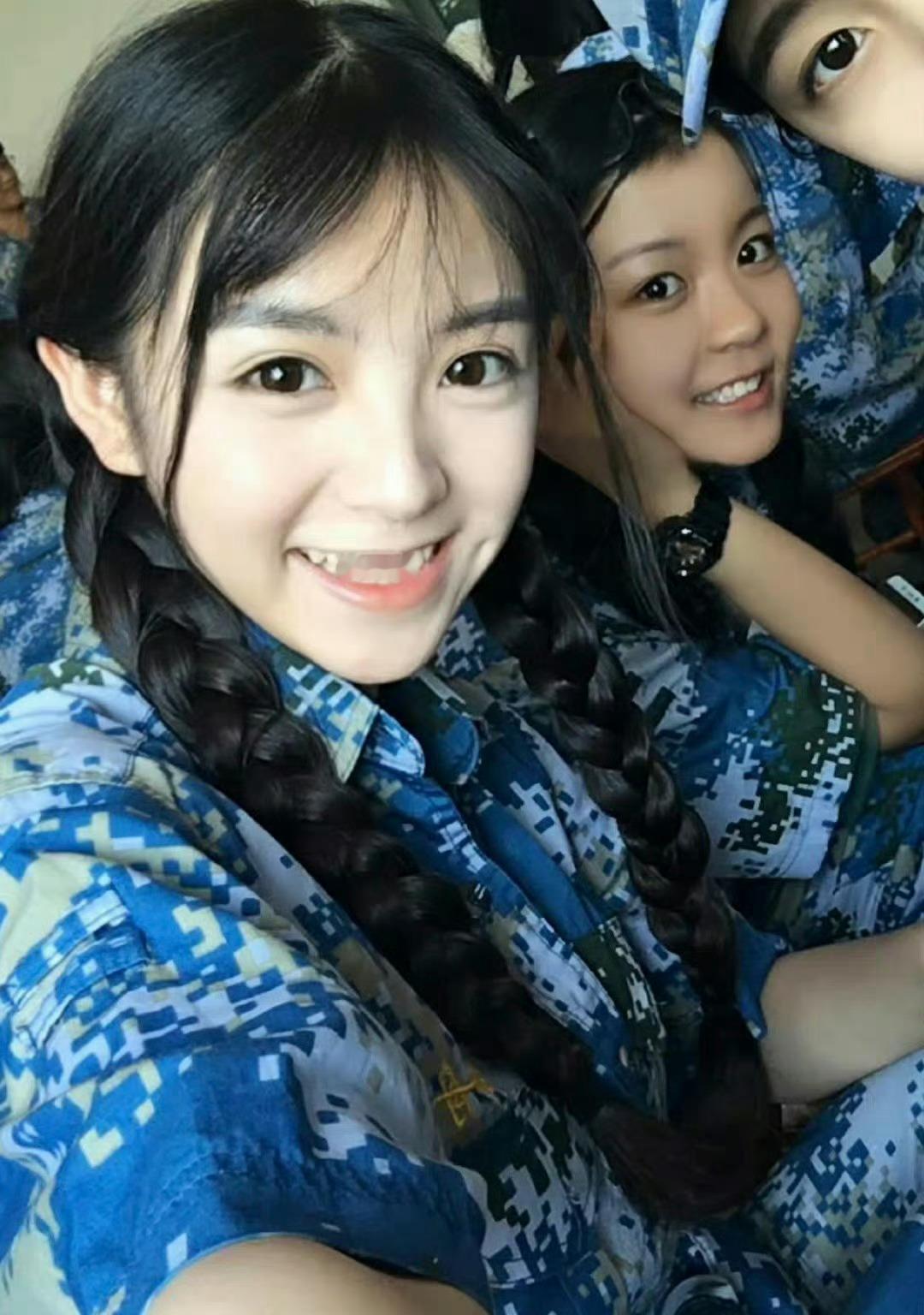 早期田曦薇真人bjd此女大学军训照就已经很美了