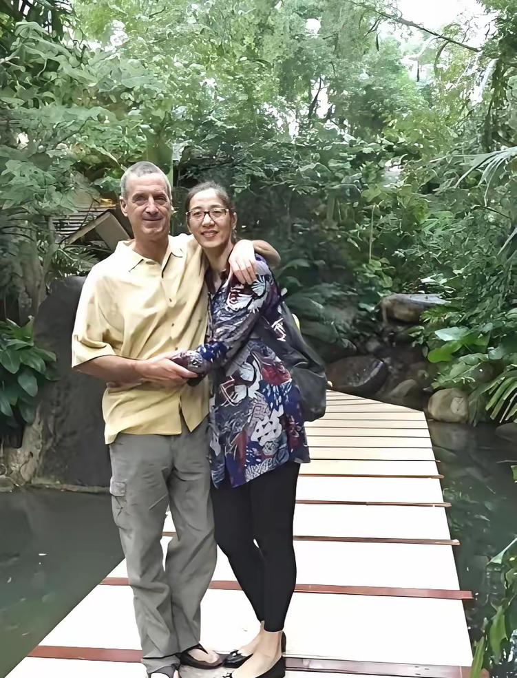 谁能想到，当年在中国女排赛场上叱咤风云、被球迷称为“女排第一美人”的李月明，如今