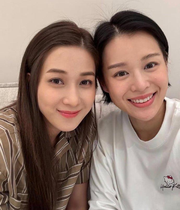 钟嘉欣带娃与胡杏儿相聚，聚餐画面超温馨。餐食虽简单，却满是生活烟火气，姐妹相伴，
