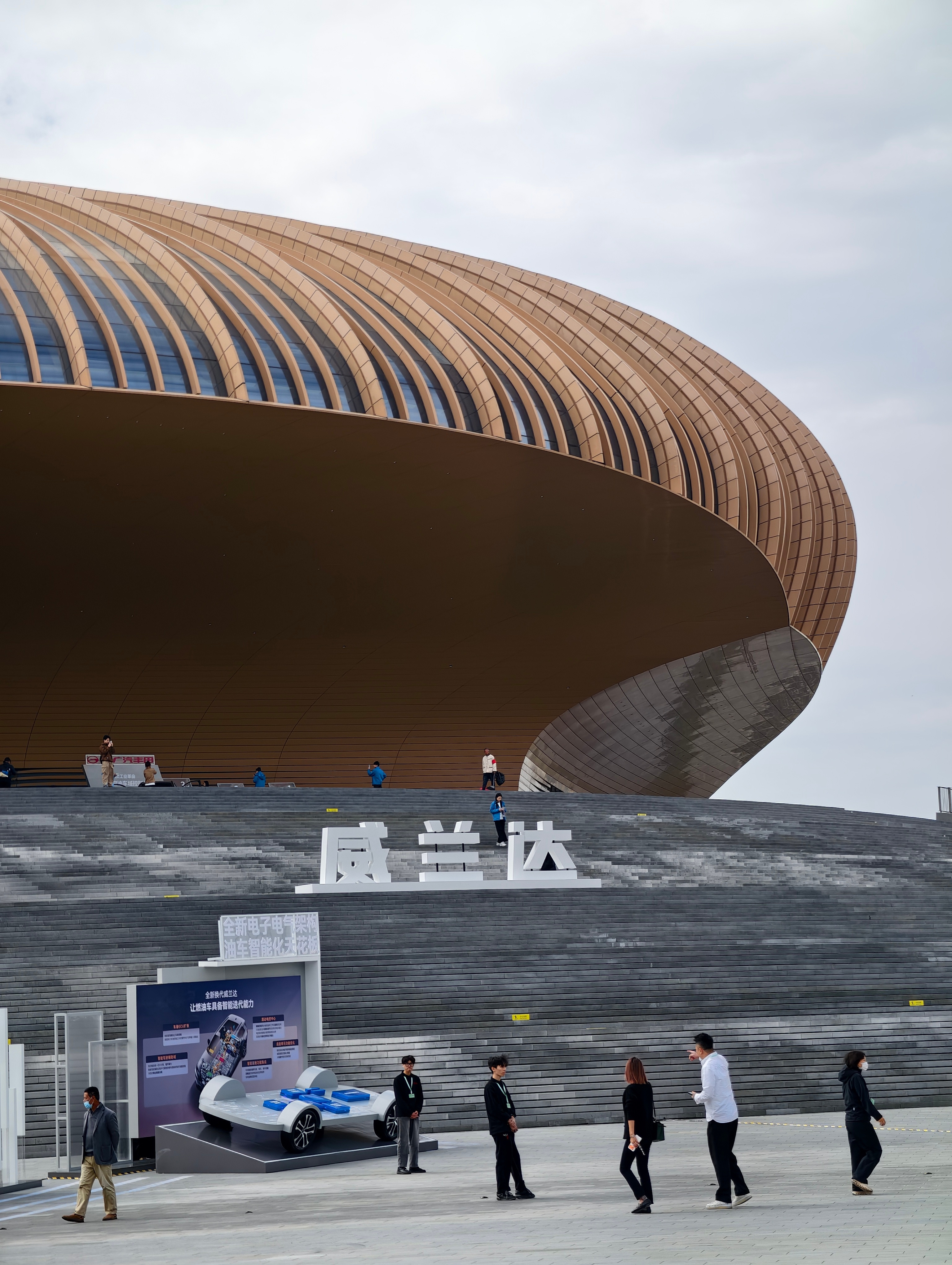 广州车展之前，先来看看丰田威兰达。先说一下，这个和目前在售的威兰达全球版差别很大