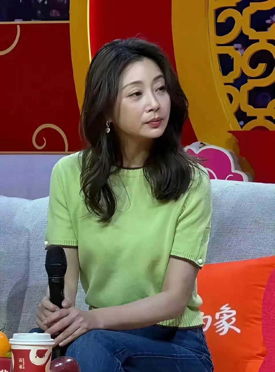 《拒绝医美抗老！46岁殷桃展现松弛魅力，定义成熟女性新审美》