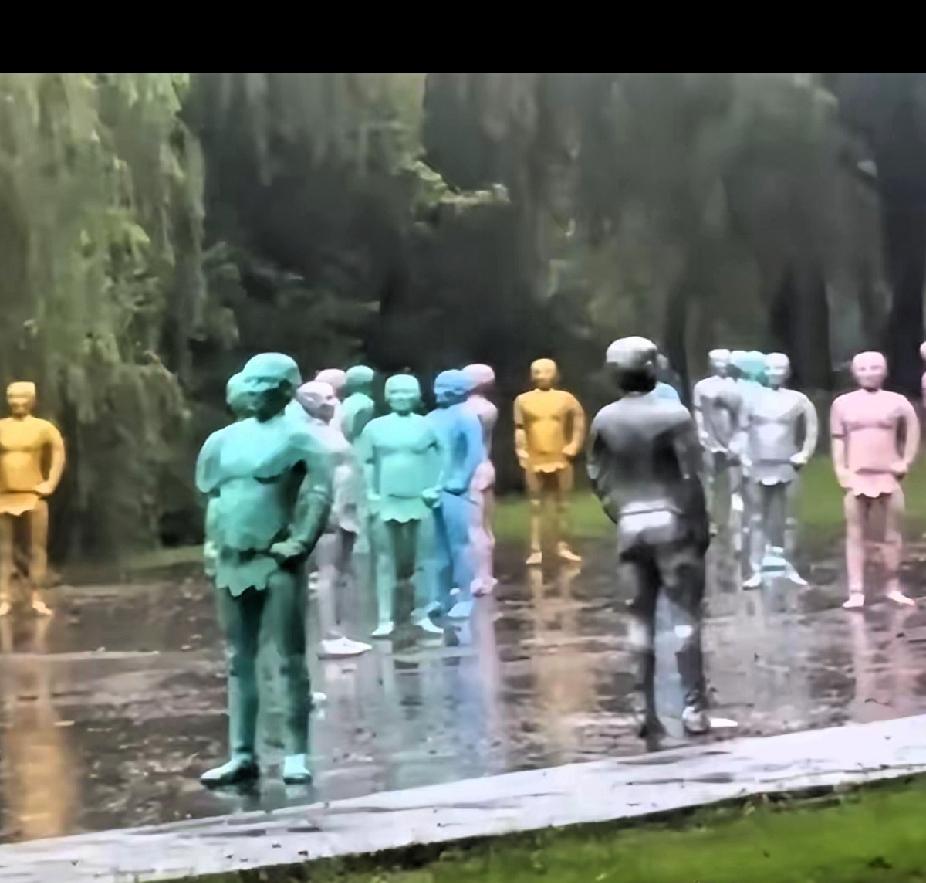 别拿恐怖当艺术！最近，上海青浦区东方绿舟景区火了。火的不是风景，是一群立在渔人