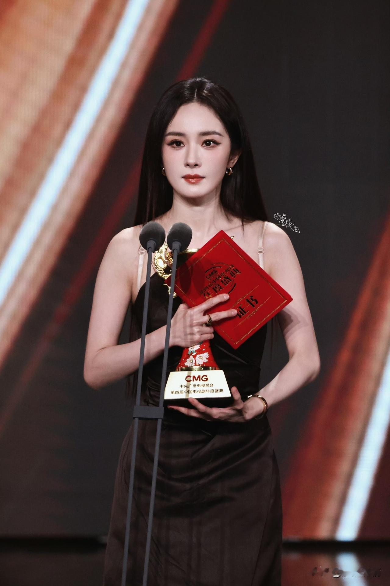 果然，中年女人还是胖点有福气！不信你看杨幂！40岁的杨幂，终于拿到了人生至关