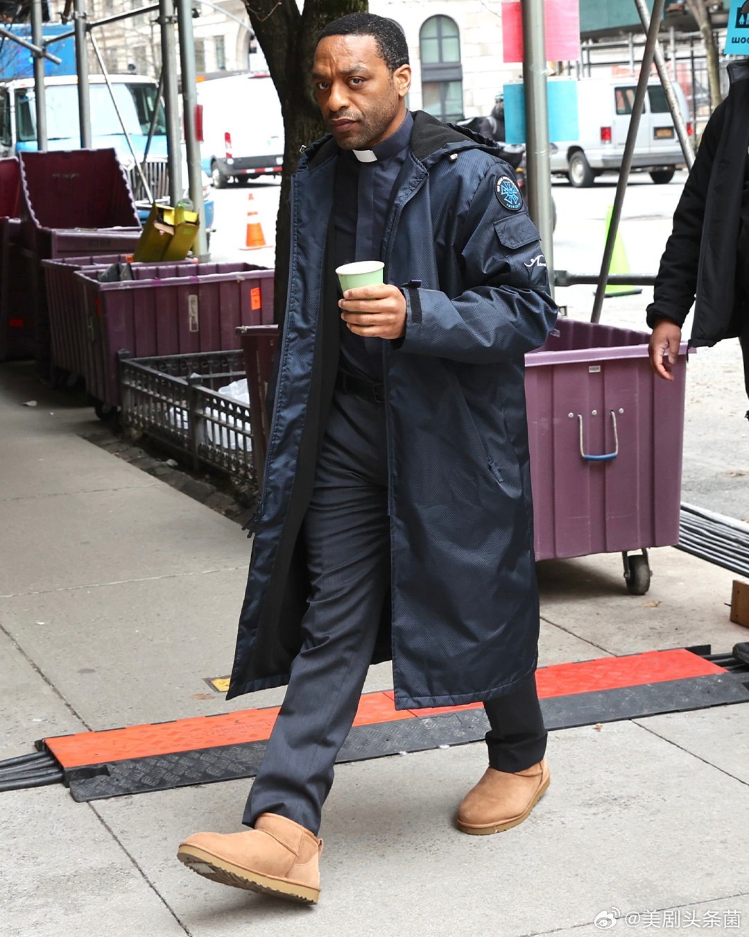 “寡姐”斯嘉丽·约翰逊新片《驱魔人》片场照曝光。该片由《鬼入侵》导演迈克·弗拉