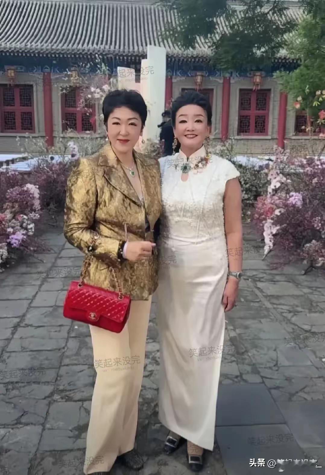 这是张兰与前夫妻子的合影，也就是汪小菲亲妈与继母的合影，看着画面很和谐很温馨，看