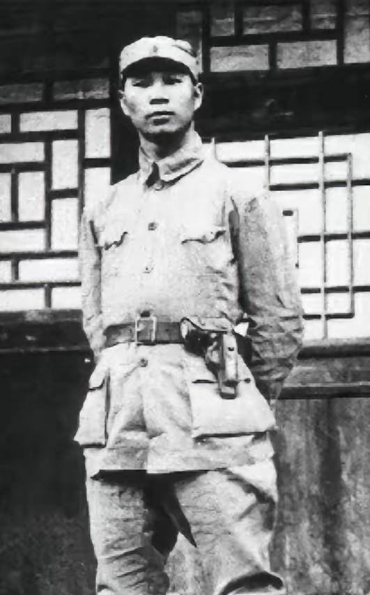 1937年，杨成武请地主吃饭，随后要地主们捐款抗日，“铁公鸡”地主王莆伸出五根手