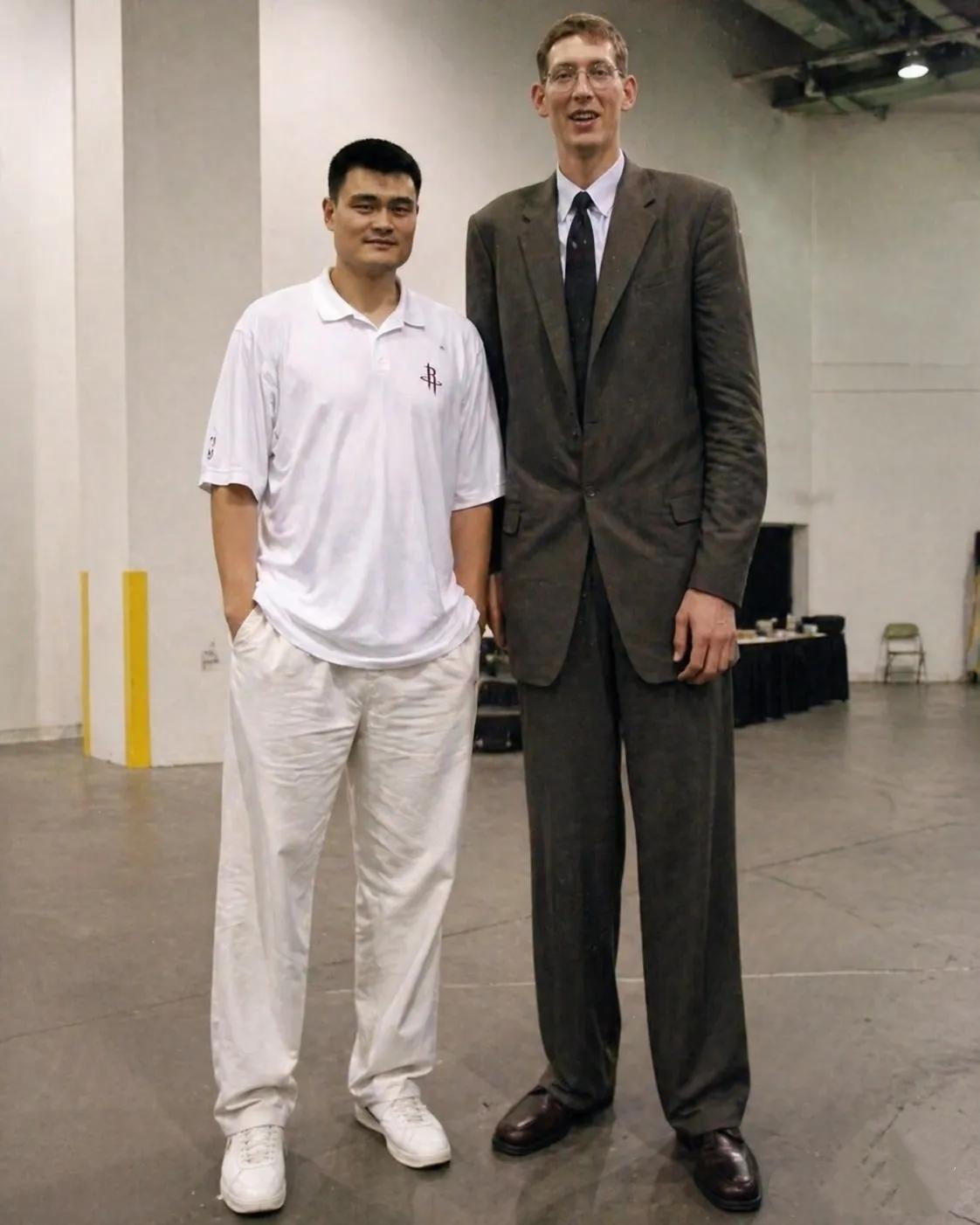 哇哦，没想到姚明与NBA历史上最高的球员之一乔治•穆雷桑同框时居然也会显得''小