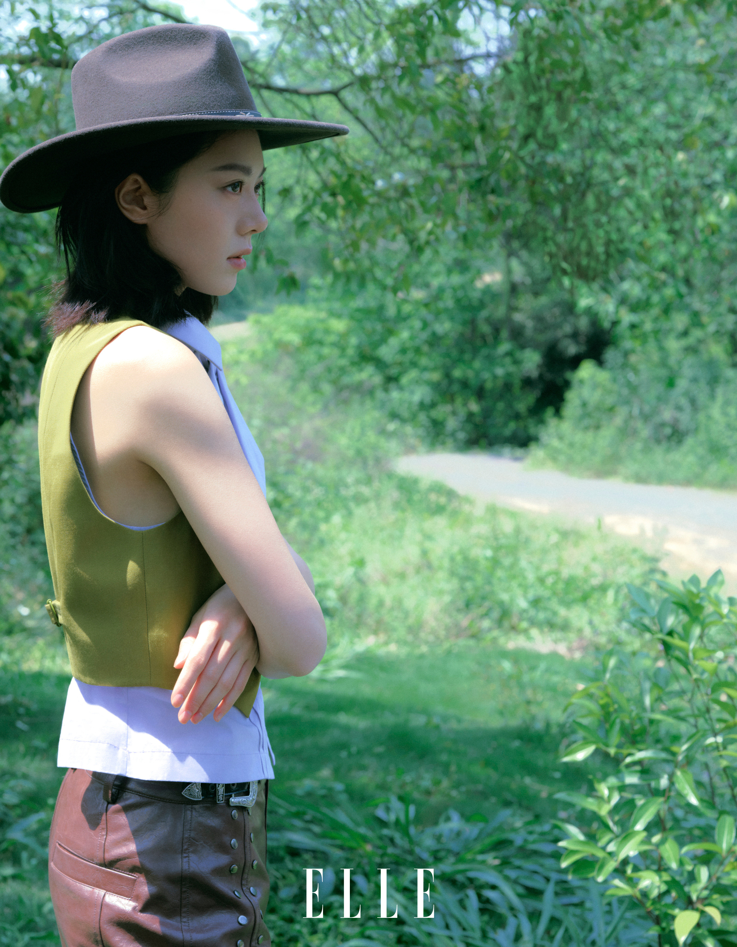 赵今麦登上《ELLE世界时装之苑》6月刊封面，身穿MiuMiu服饰，佩戴Har