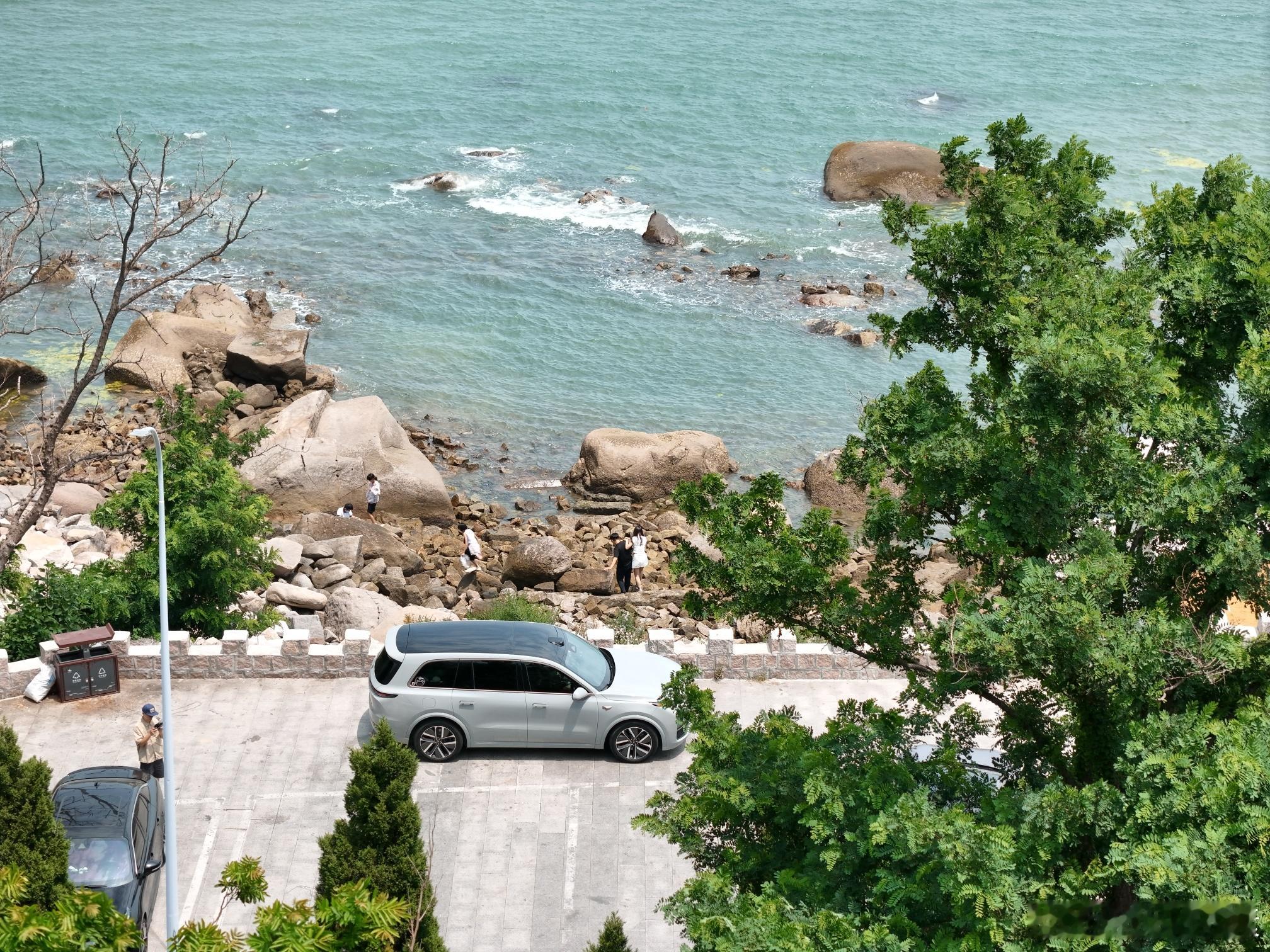 嘉兴自驾青岛青岛的崂山环海公路绝对是个拍车圣地，这个停车区靠海特别近，场地上当