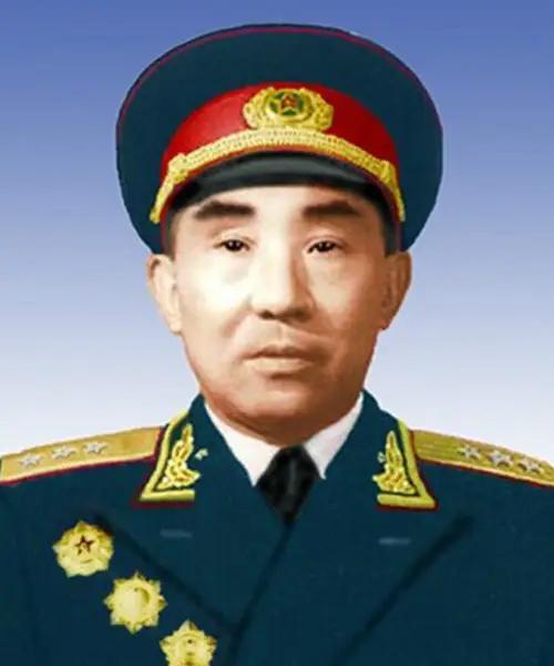 1955年授衔时，李聚奎奉命担任新中国首任石油工业部部长。当时国家石油短缺，他