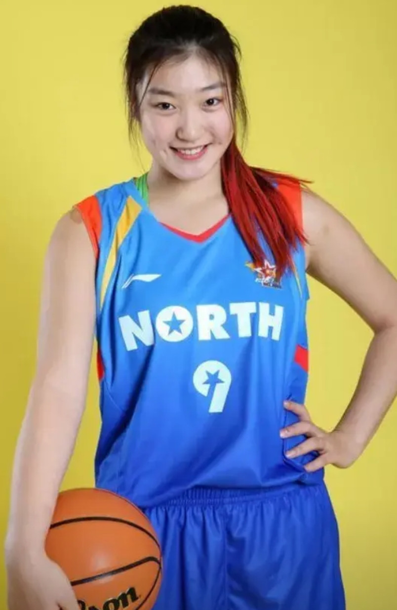 翟若云能代替李梦吗？中国女篮因李梦的缺席，小前锋位置没有合适的人选。宫指导四场
