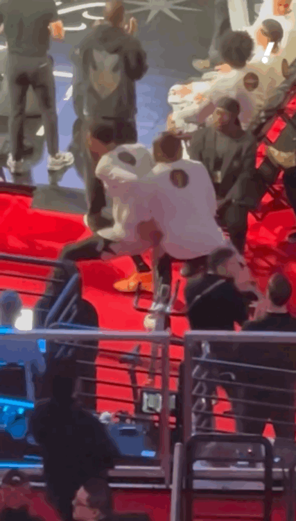 文班亚马为了保持比赛状态，在替补席期间找比永博进行内线对抗训练，以帮助文班亚马减