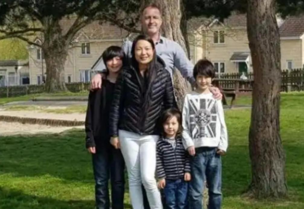 “你要是能怀孕我们就结婚”2006年，英国69岁亿万富翁爱上中国33岁女外卖员，