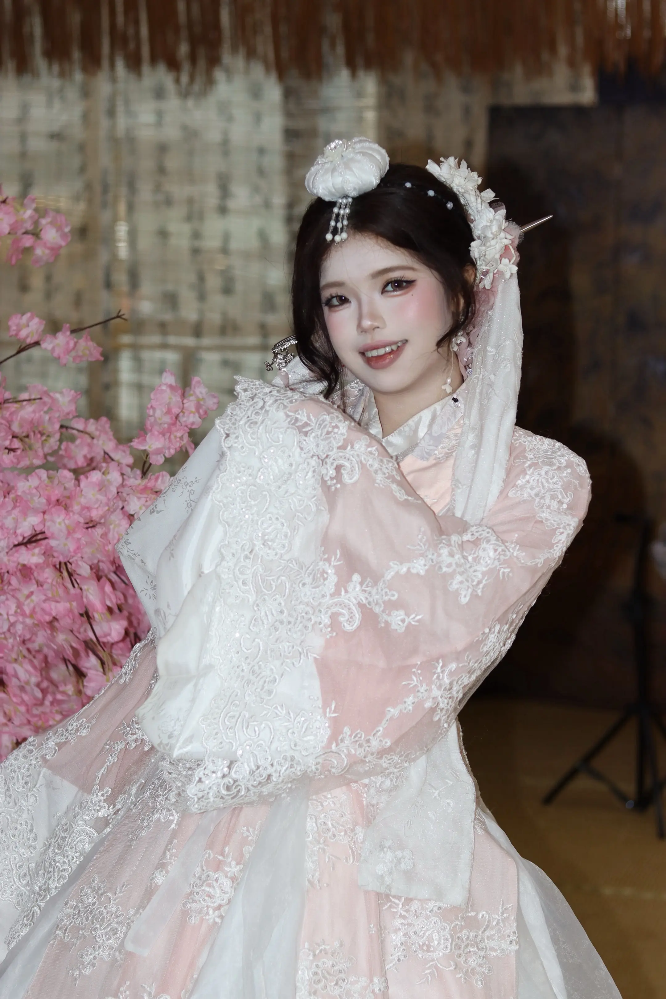 桃花开得美人归。