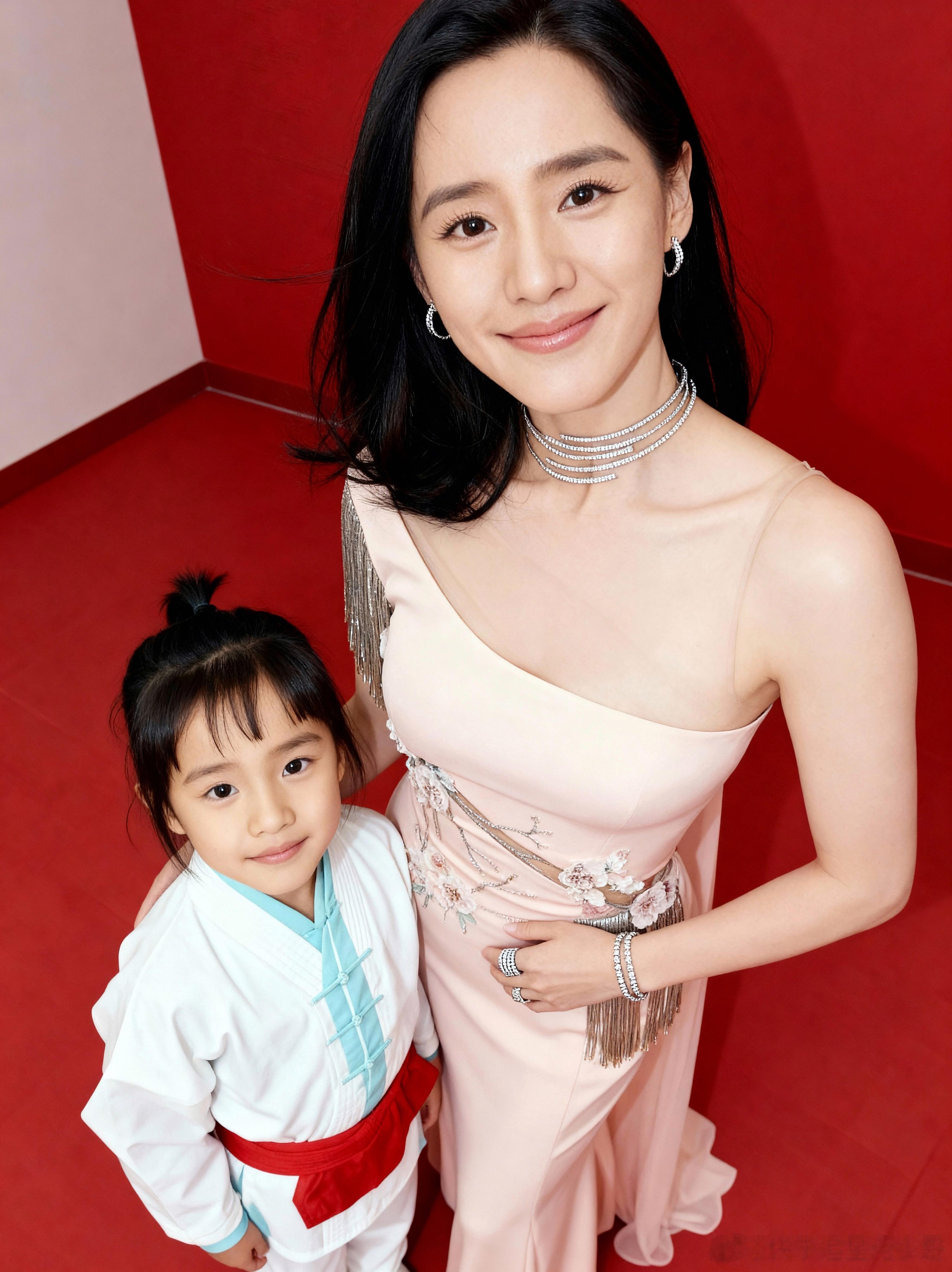 王智和童年的自己合影女明星和小时候的自己合照系列​​​