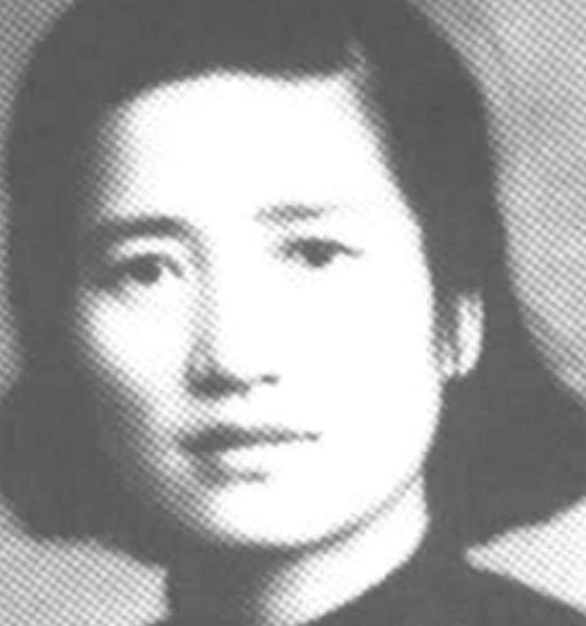 1952年盛夏，长沙郊外的刑场上，几名持枪的法警正押解着一名"反革命分子"走向行