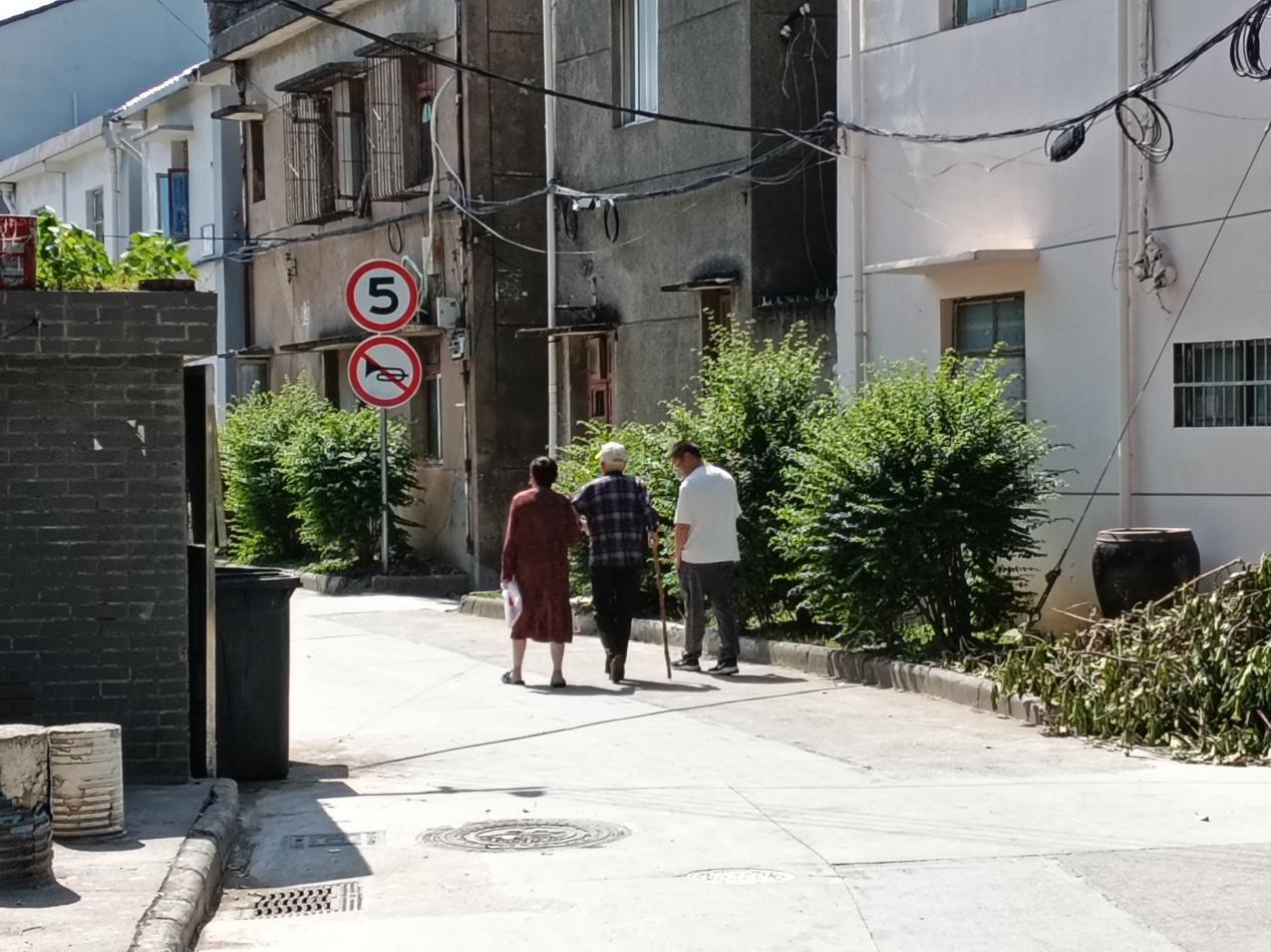 宁波江北一张旧照片开启的暖心接力近日，宁波江北上演暖心一幕。一位90岁高龄、患
