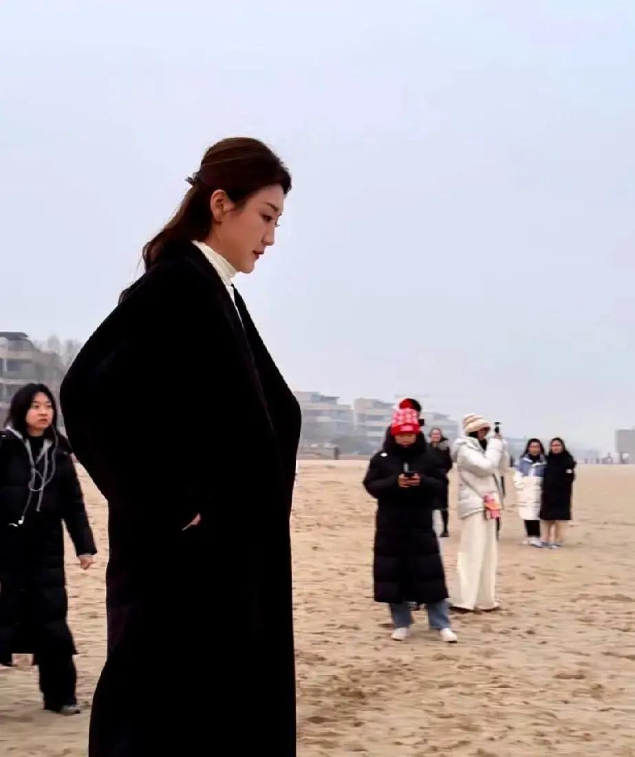 她穿DIOR黑裙惊艳全场的秘密，藏在十万次挥拍里。你以为时尚靠的是脸和钱？