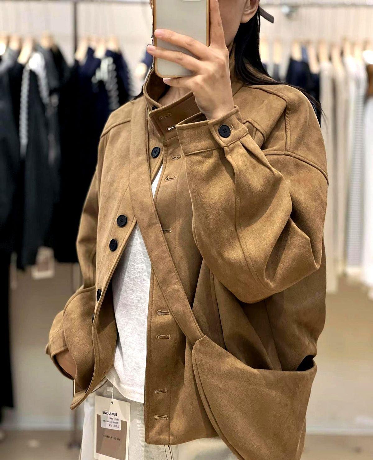 台山这家服装厂，没请网红，没搞促销，靠量了300个普通女人的腰和肩，把风衣做成了
