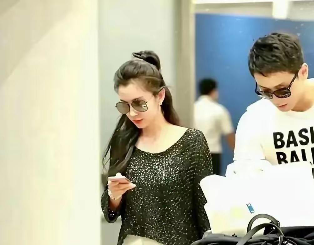 李冰冰与29岁男友机场同框，真实状态比“冻龄”更动人！[比心]7月22日，51