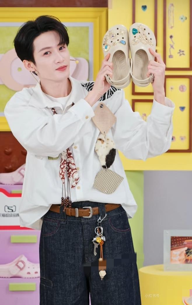 昨晚的Crocs直播吧，也是健次直播经历里比较神奇的一次了！感觉主持人一直在赶场