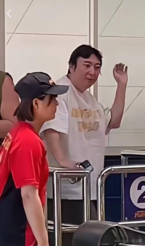 这是王思聪吗？如果真是他的话，和以前相比，简直就是判若两人，现在真是有些发福了，