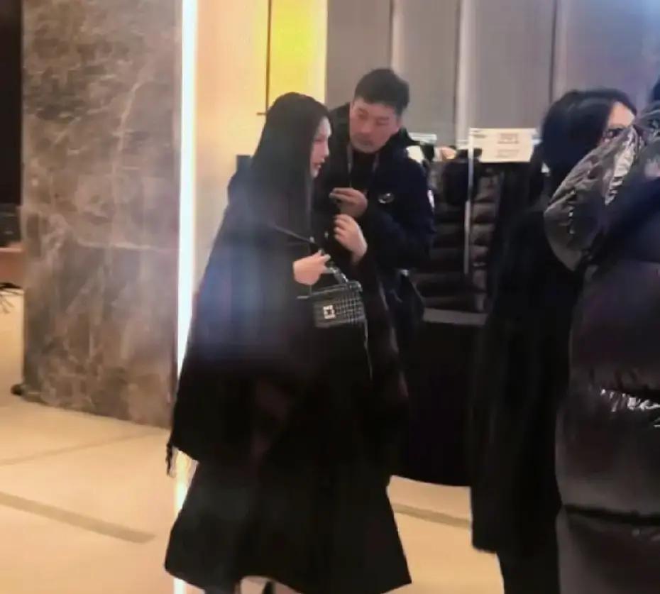 李湘在哈尔滨看冰雕的眼神，藏着女企业家般的杀气。你没看错，是杀气。不是贵妇