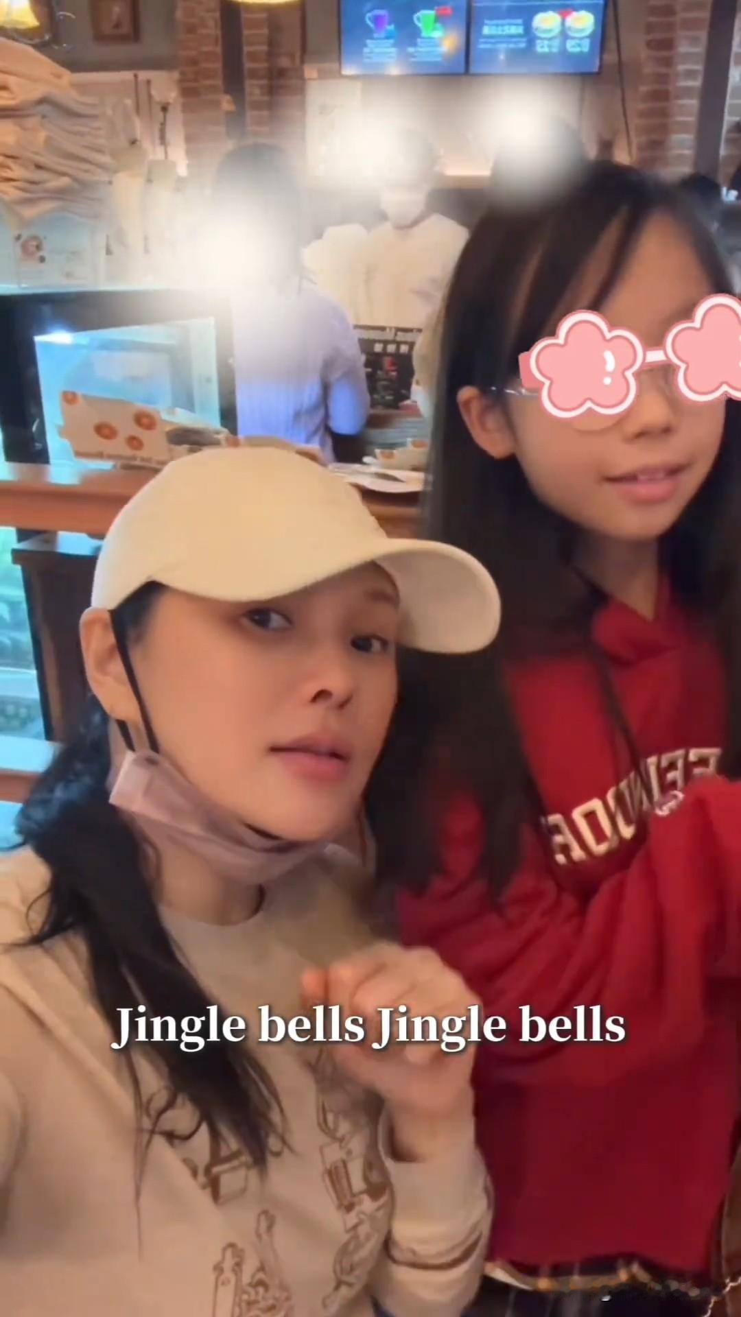 12月23日，伊能静更新圣诞节vlog，秦昊专门回家陪妻子和女儿一起过节，一家三