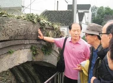 🌛一群韩国老人跪在浙江湖州的古桥边嚎啕大哭，只因桥名和族谱上记载的一模一样