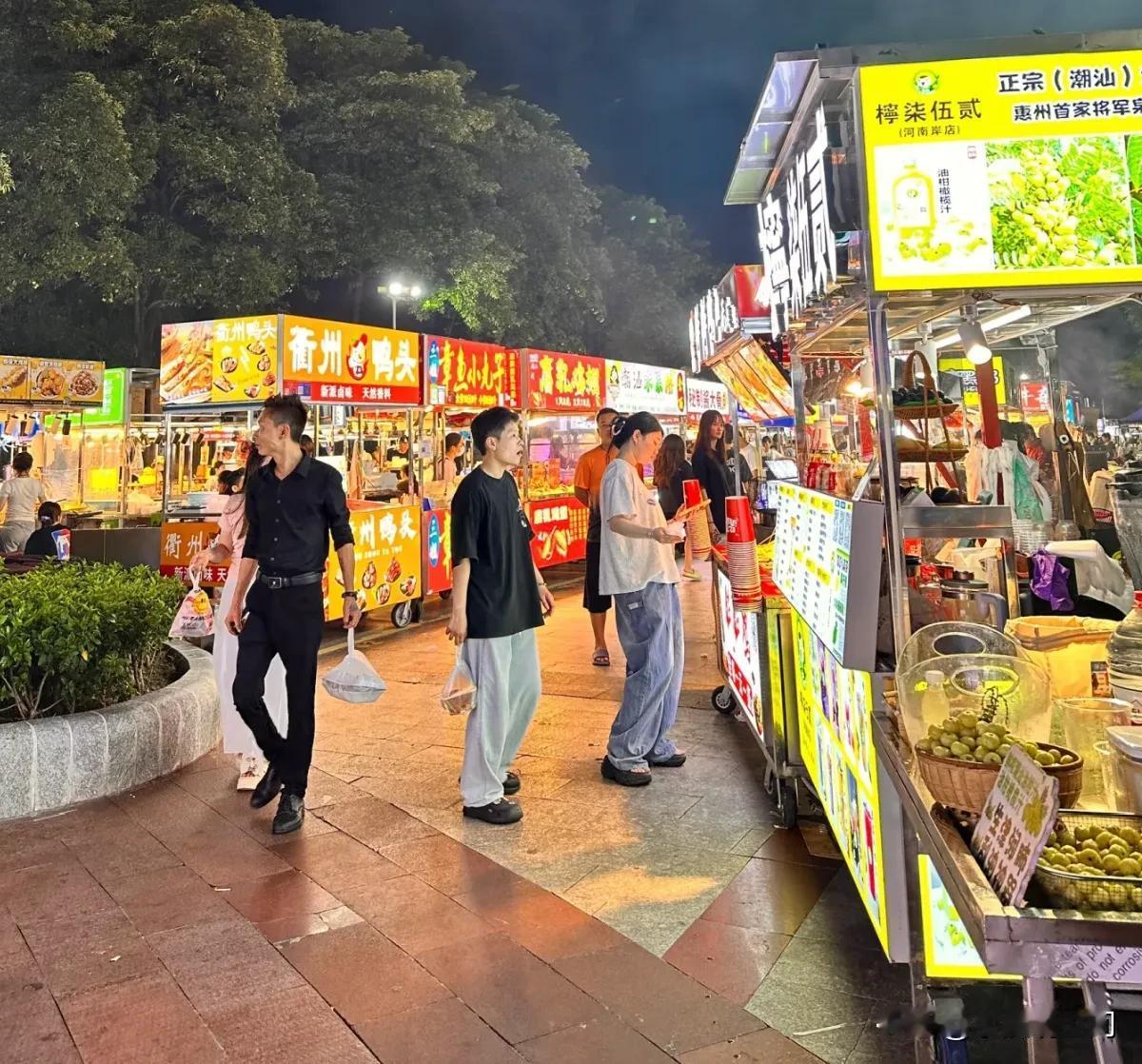 我再也不去地摊上吃饭吃夜宵了。以前大家没钱了的时候才去吃路边摊，现在情况恰恰