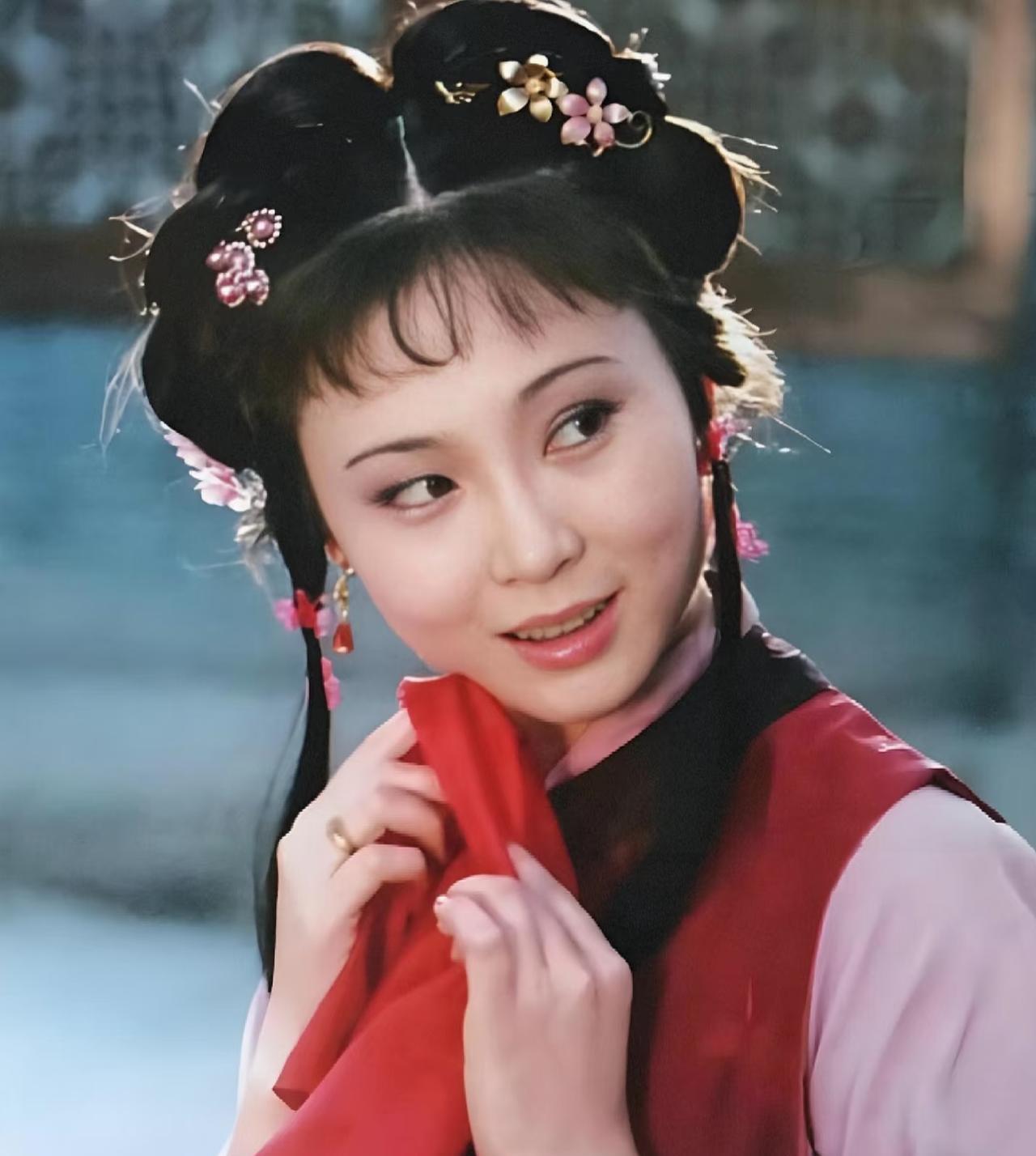 看《红楼梦》里的小红，总忍不住琢磨：她爹林之孝夫妻俩是贾府有头有脸的管家，自己又