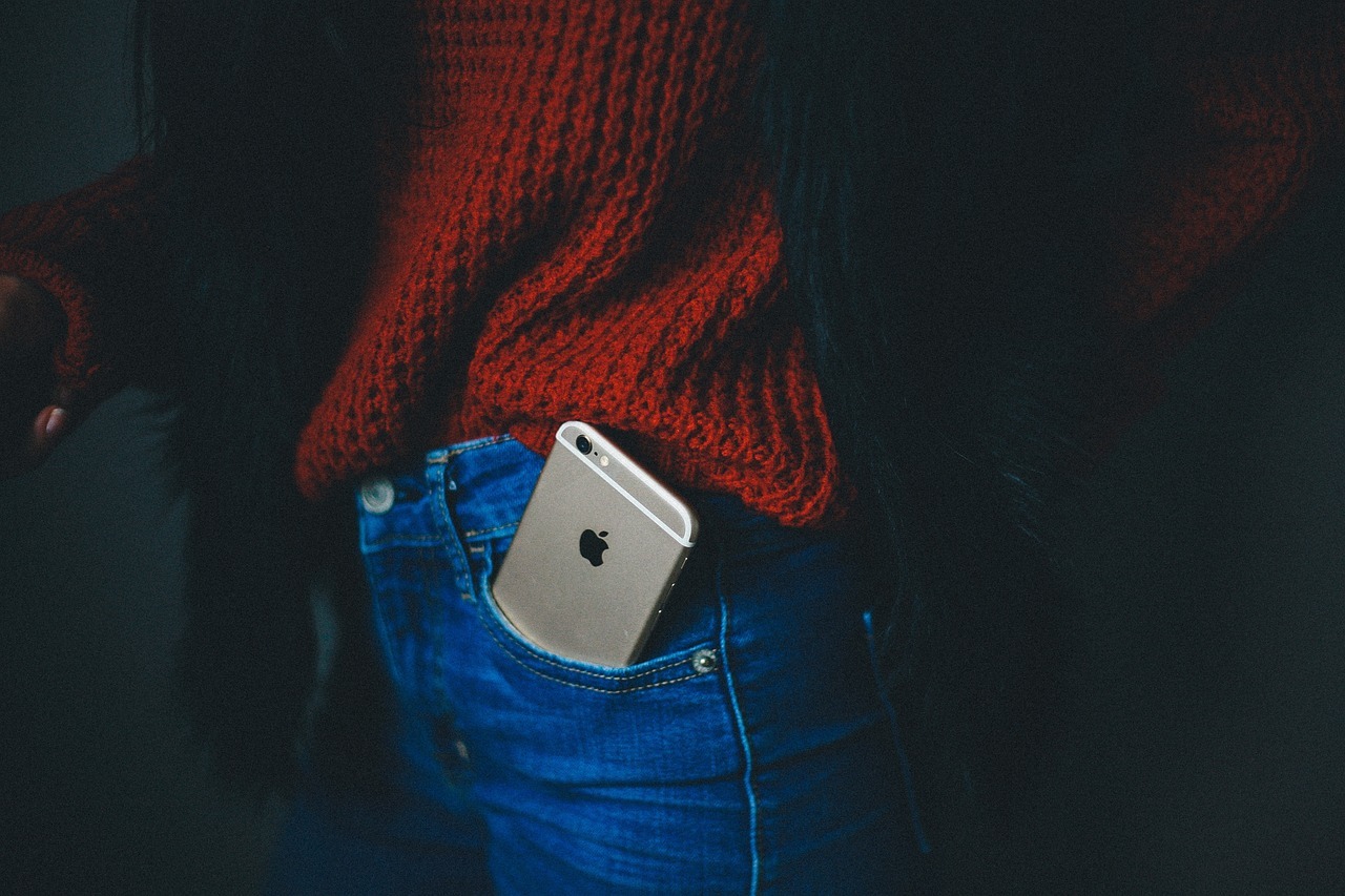 今年最炸的数码爆料来了——iPhone20原型机疑似偷跑曝光。从泄露图看，这次苹
