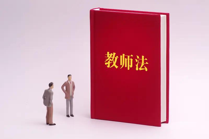 南京家长怒了！涉事外教已停职，家长要求彻查，外教乱象必须严管。一名外籍网红在外网