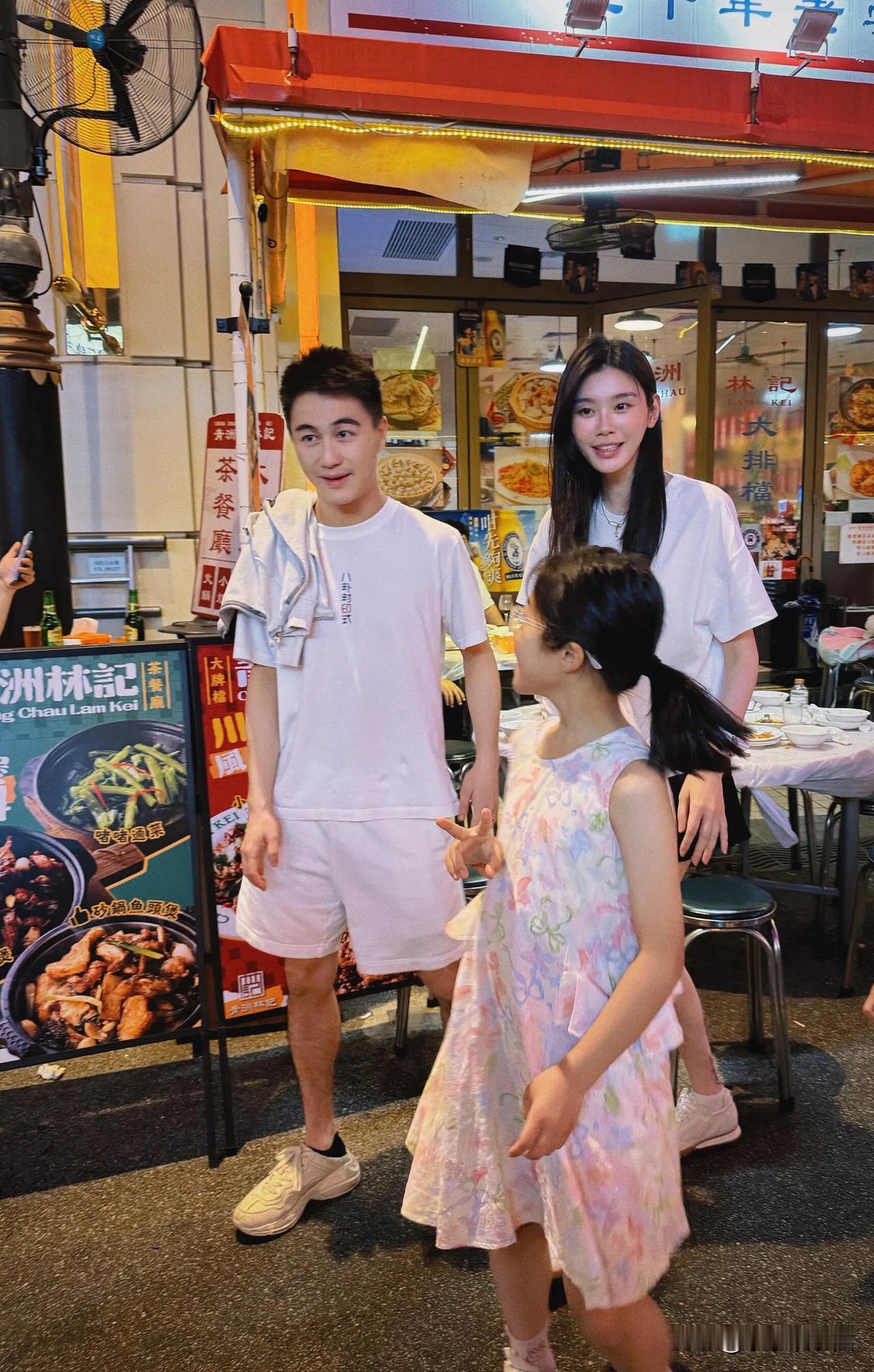 网友偶遇奚梦瑶何猷君夫妇街头觅食！无美颜直拍，夫妻俩又高又瘦又白，亲和交谈毫无明