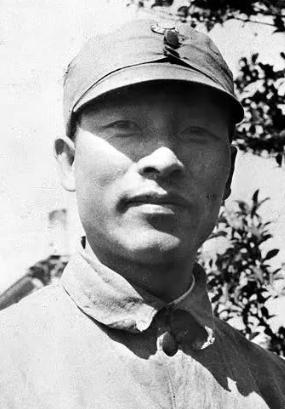 1939年春，河南。新四军游击支队司令部，供给处长资凤站在彭雪枫面前。手里攥着几