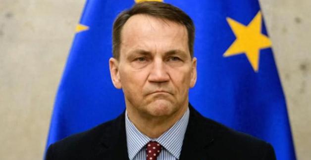 最近波兰的操作直接让网友看傻了，外长西科尔斯基当着媒体放话，声称乌克兰得做好再打