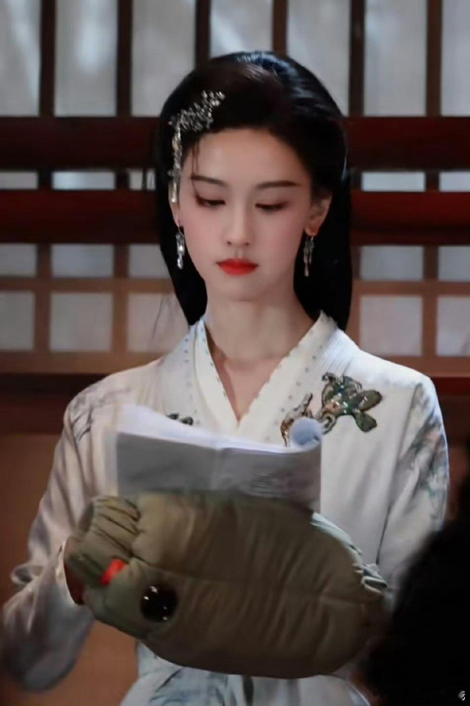 这个发型真的灾难很难驾驭，但陈都灵却莫名的很合适很好看。​​​