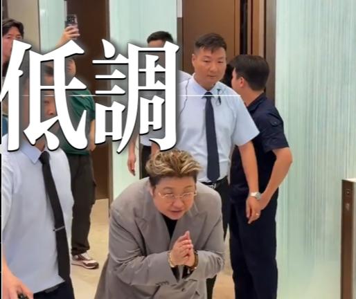 看了下韩红的最新庆功宴，真是低调了许多没有什么奢华的大餐，就是简单的和工作人员