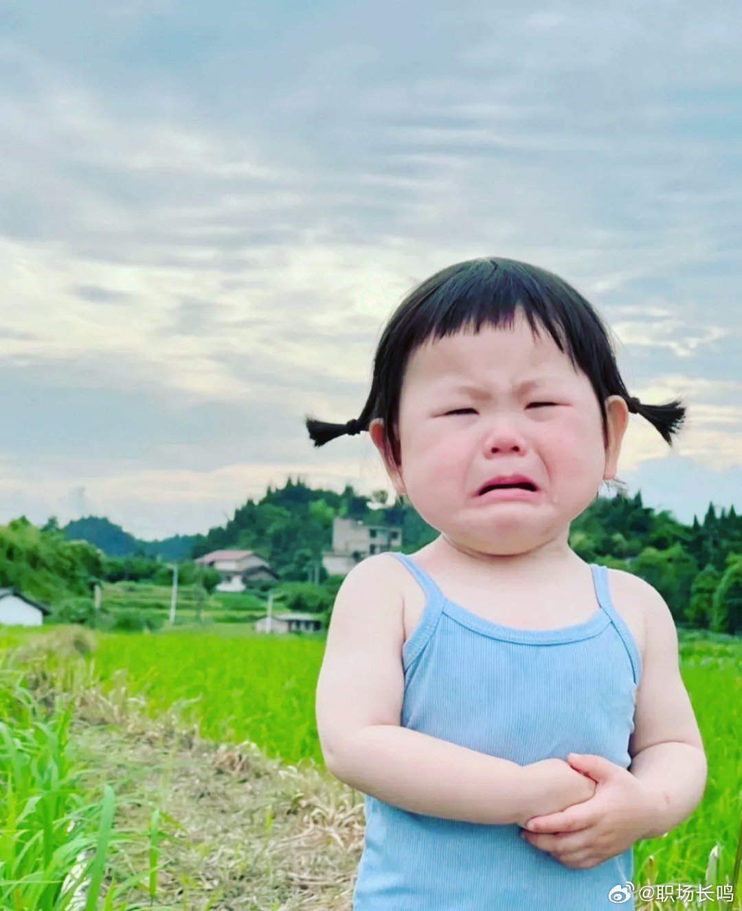一定要让孩子知道，妈妈最爱他，是他永远的后盾。1、当别人说：这孩子不打招呼，好没