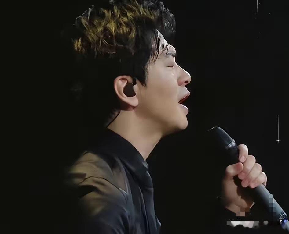 看得出来李健的用心和悲痛了！10月3日晚上，李健成都演唱会上，他一身黑衣，说话时