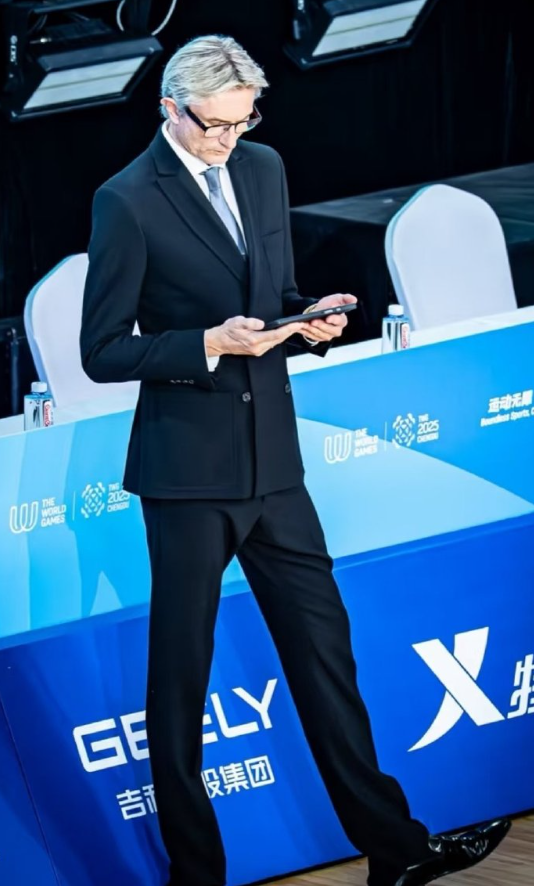 成都世运会的拉丁舞评委！这大长腿，果然男人穿薄底皮鞋味儿才正​​​
