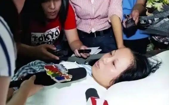 2011年夏天，杭州一名两岁女童从10楼坠落，楼下的吴菊萍脱下高跟鞋冲过去，用双