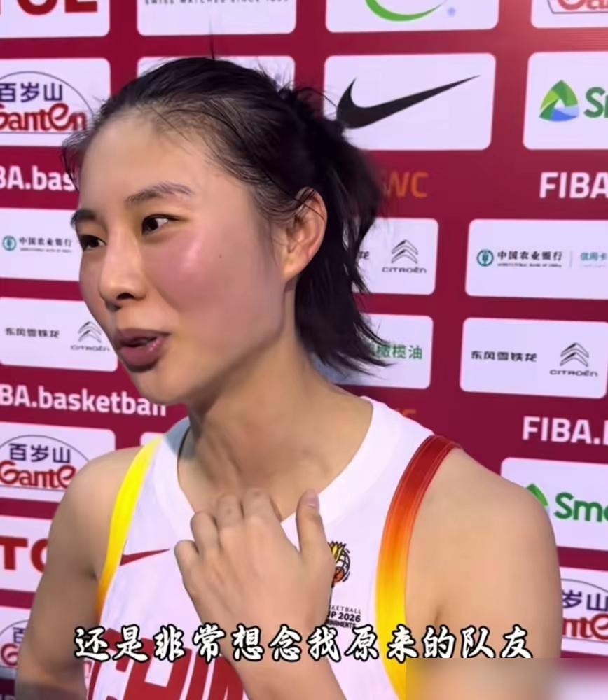 场上0分5失误，场下攥紧拳头，王思雨被死死摁在板凳上。你看比利时那帮人，传