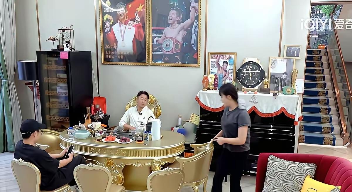 邹市明家这个会客桌好土豪啊整一套金光灿灿的欧式圆桌，他坐的主位椅子