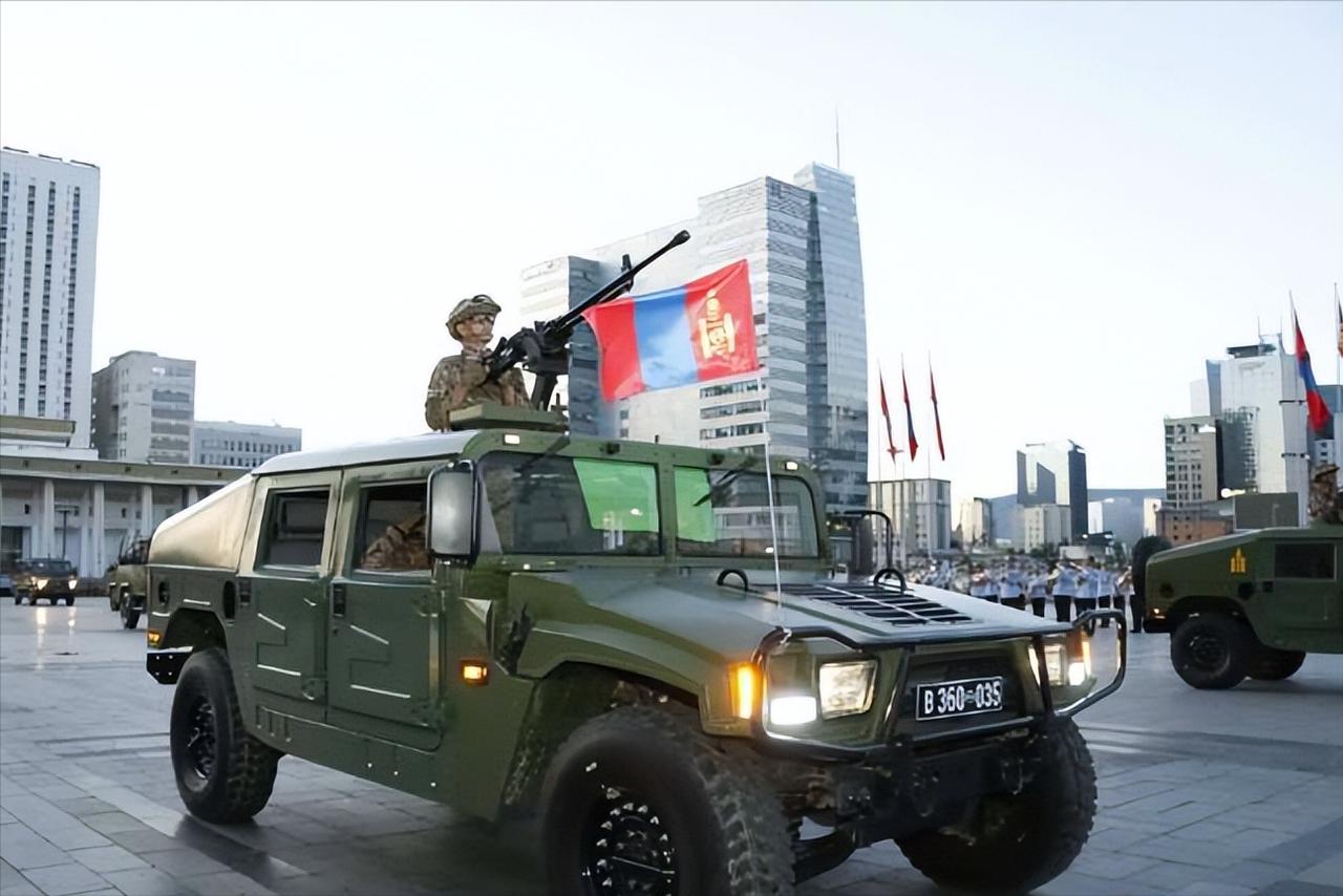 蒙古国阅兵式上展示的“东风猛士”EQ2050高机动军用越野车。该车越野能力强