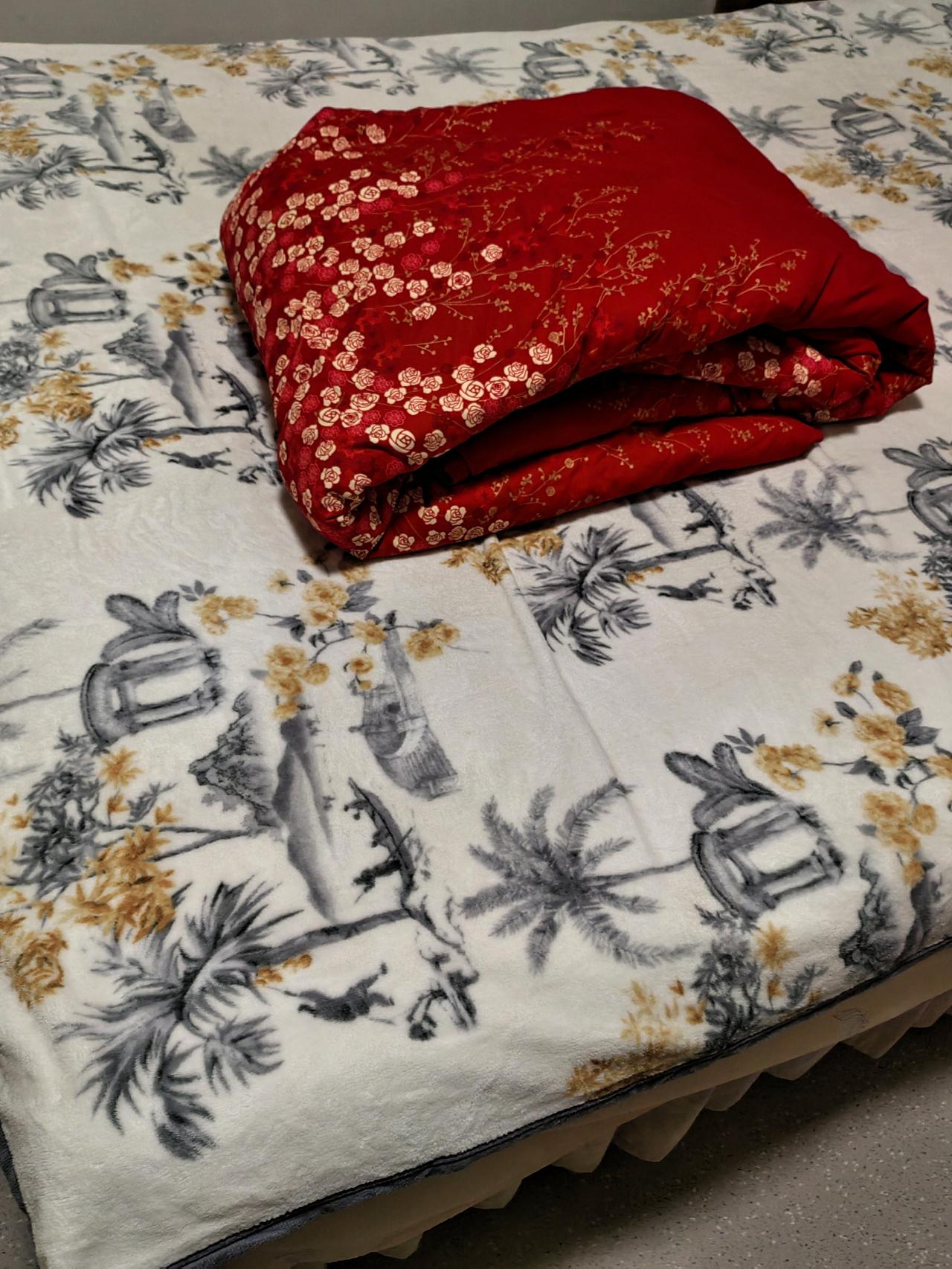 天冷了，我收拾起在小卧室休息用的被子，又回到了老公的主卧室。老公斜眼看着我，很